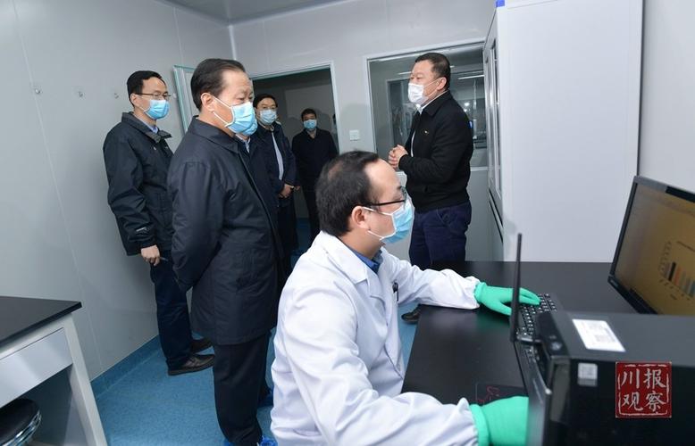 位于温江区的博奥晶芯生物科技公司,彭清华走进研发实验室,生产车间